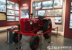<b>祝愿新疆更夸姣丨一台老拖沓机牵引出的时代巨</b>